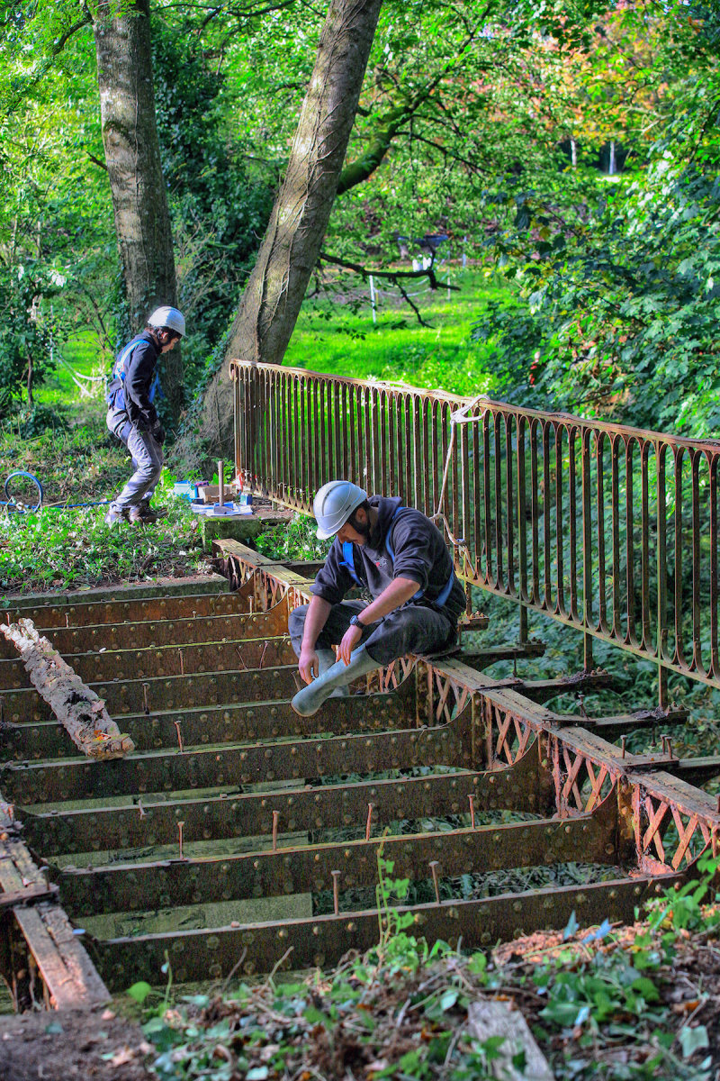 En 1874, Gustave Eiffel a construit cette passerelle pour son ami, le comte Joseph de Kermel, dans le parc de son château de Pommerit-Jaudy, en Bretagne.
Au fil des ans, la passerelle s'est dégradée et est aujourd'hui démontée pour être réparée.