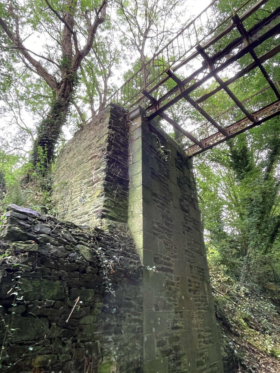 En 1874, Gustave Eiffel a construit cette passerelle pour son ami, le comte Joseph de Kermel, dans le parc de son château de Pommerit-Jaudy, en Bretagne.
Au fil des ans, la passerelle s'est dégradée et est aujourd'hui démontée pour être réparée.