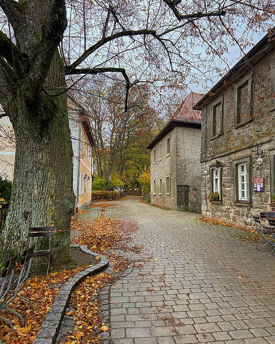 Schillingsfürst, Allemagne.
Le Schloßcafé est le
anciens quartiers de la Légion Mirabeau et des Hohenlohe Fusiliers. Le régiment Hohenlohe s'applique après 1815 en tant que prédécesseur de la Légion étrangère.