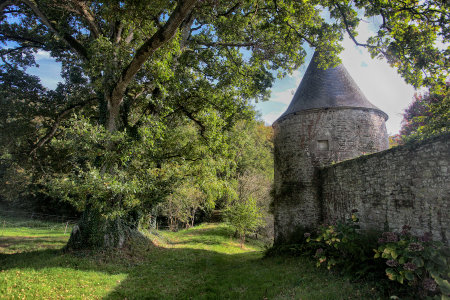 En 1874, Gustave Eiffel a construit cette passerelle pour son ami, le comte Joseph de Kermel, dans le parc de son château de Pommerit-Jaudy, en Bretagne.
Au fil des ans, la passerelle s'est dégradée et est aujourd'hui démontée pour être réparée.