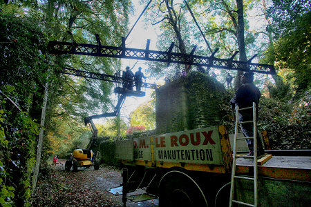 En 1874, Gustave Eiffel a construit cette passerelle pour son ami, le comte Joseph de Kermel, dans le parc de son château de Pommerit-Jaudy, en Bretagne.
Au fil des ans, la passerelle s'est dégradée et est aujourd'hui démontée pour être réparée.