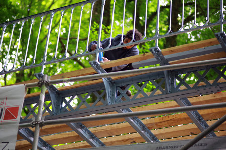 les planches de plancher sont installées sur le cadre en fer