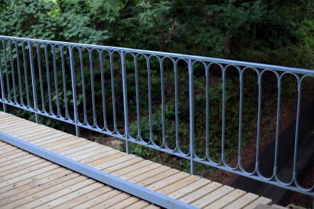 Finie et glorieuse, la passerelle de Gustave Eiffel habite désormais vigoureusement les bois de Bretagne qui l'ont vue naître.